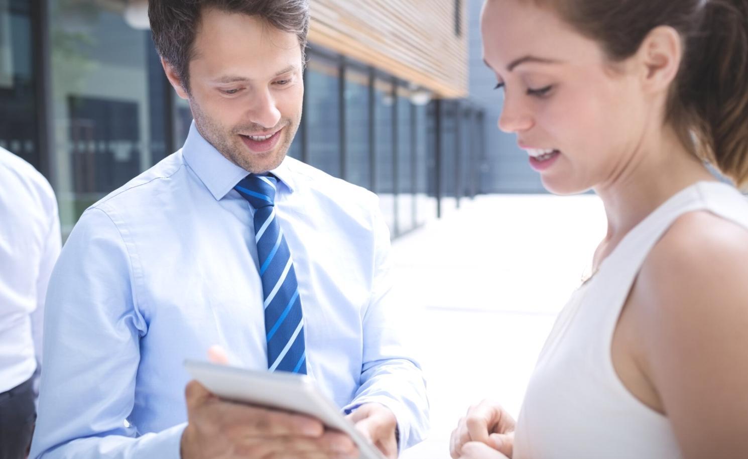 Análisis de documentos fiscales y calculadora sobre escritorio