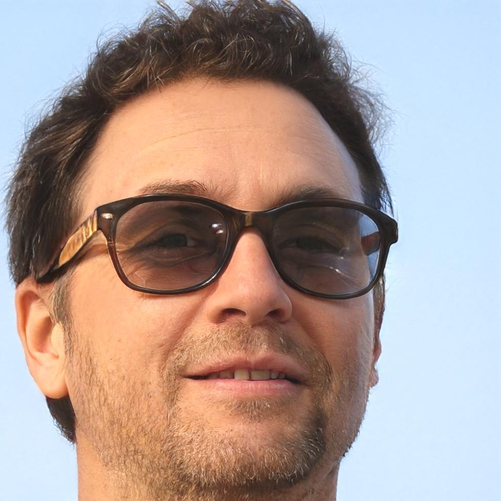 Retrato profesional de Fermín Castañeda, especialista en finanzas familiares